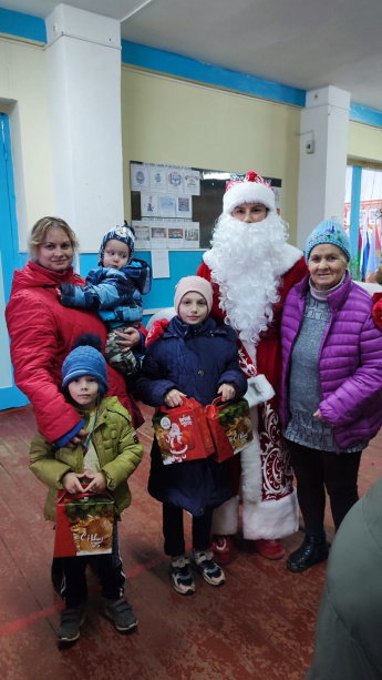 28 декабря для детей из многодетных семей, детей мобилизованных и детей - инвалидов прошло новогоднее мероприятие. Все дети получили подарки от Деда Мороза.